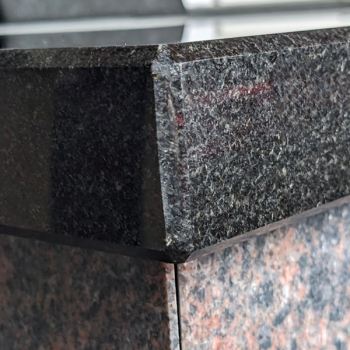 Nahaufnahme-Kantenbearbeitung-poliert-und-gefast-an-4cm-Granit-2