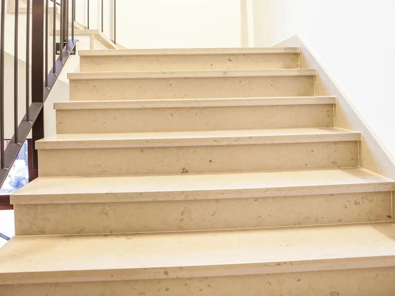 Helle Marmortreppe mit matter Oberflächenbearbeitung