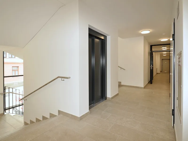 Heller Steinboden im Treppenhaus