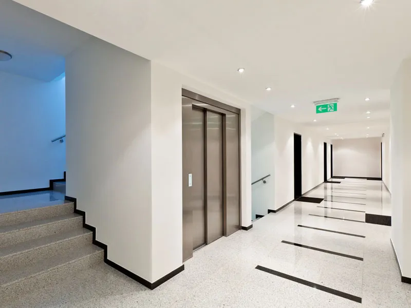 Treppenhaus mit hellem Granit Boden und Treppe
